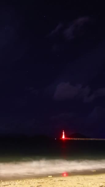 Una Playa Bajo Las Estrellas Con Nubes Tormenta Nocturna Vídeo — Vídeo de stock