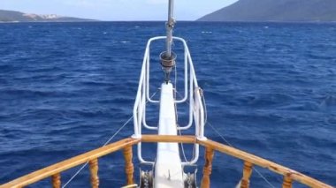 Denizde Gezinen Yelkenli Teknenin Yayı.