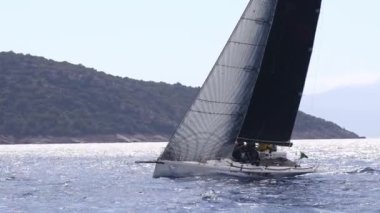 Bodrum, Hindi. 10 Mart 2023: Yelkenliler Ege Denizi 'nin mavi sularında, ünlü tatil beldesi Bodrum' un kıyılarında rüzgarlı havada yelken açıyorlar..