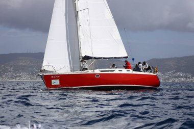 Bodrum, Hindi. 12 Mart 2023: Yelkenliler Ege Denizi 'nin mavi sularında, ünlü tatil beldesi Bodrum' un kıyılarında rüzgarlı havada yelken açıyorlar..