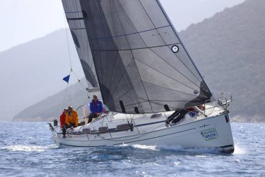 Bodrum, Hindi. 12 Mart 2023: Yelkenliler Ege Denizi 'nin mavi sularında, ünlü tatil beldesi Bodrum' un kıyılarında rüzgarlı havada yelken açıyorlar..