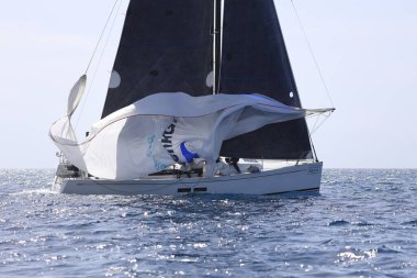 Bodrum, Hindi. 12 Mart 2023: Yelkenliler Ege Denizi 'nin mavi sularında, ünlü tatil beldesi Bodrum' un kıyılarında rüzgarlı havada yelken açıyorlar..