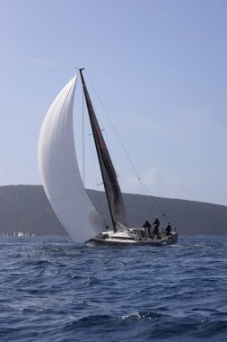 Bodrum, Hindi. 12 Mart 2023: Yelkenliler Ege Denizi 'nin mavi sularında, ünlü tatil beldesi Bodrum' un kıyılarında rüzgarlı havada yelken açıyorlar..