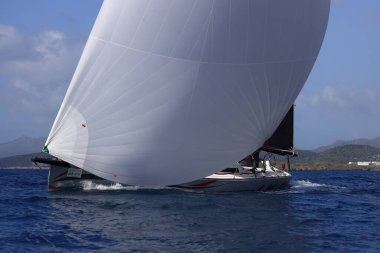 Bodrum, Hindi. 12 Mart 2023: Yelkenliler Ege Denizi 'nin mavi sularında, ünlü tatil beldesi Bodrum' un kıyılarında rüzgarlı havada yelken açıyorlar..