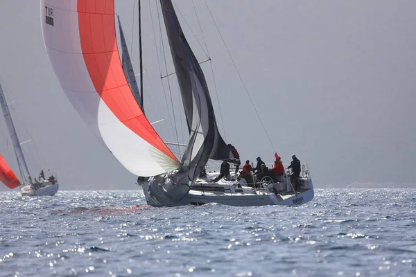 トルコのボドルム 2023年3月12日 エーゲ海の青い海の風の強い天候で 有名な休日の目的地の海岸に帆ボドルム — ストック写真