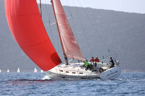 Bodrum, Hindi. 12 Mart 2023: Yelkenliler Ege Denizi 'nin mavi sularında, ünlü tatil beldesi Bodrum' un kıyılarında rüzgarlı havada yelken açıyorlar..