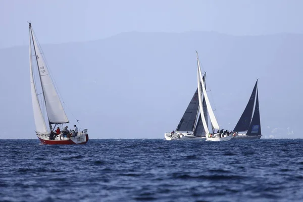 土耳其 Bodrum 2023年3月12日 帆船在爱琴海蓝色水域的大风天气中航行 — 图库照片