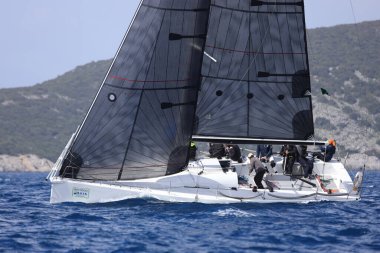 Bodrum, Hindi. 12 Mart 2023: Yelkenliler Ege Denizi 'nin mavi sularında, ünlü tatil beldesi Bodrum' un kıyılarında rüzgarlı havada yelken açıyorlar..