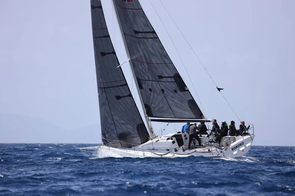 Bodrum, Hindi. 12 Mart 2023: Yelkenliler Ege Denizi 'nin mavi sularında, ünlü tatil beldesi Bodrum' un kıyılarında rüzgarlı havada yelken açıyorlar..
