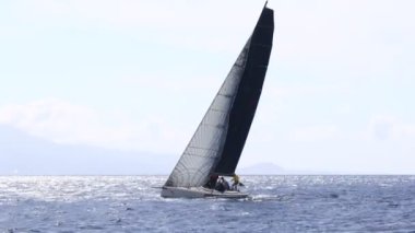 Bodrum, Hindi. 10 Mart 2023: Yelkenliler Ege Denizi 'nin mavi sularında, ünlü tatil beldesi Bodrum' un kıyılarında rüzgarlı havada yelken açıyorlar..