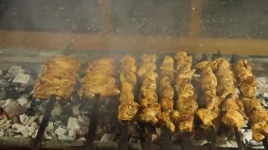 Izgarada şiş kebap. Eti kapat.. 