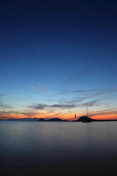 Seelandschaft Bei Sonnenschein Leuchtturm Und Segeln Der Küste Der Badeort — Stockfoto