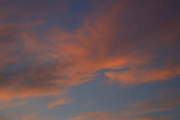 하늘의 구름으로 뒤덮인 — 스톡 사진