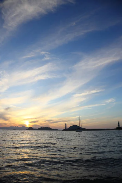 阳光下的海景海岸上的灯塔和帆船 海滨城市图尔古特里斯和壮观的阳光 — 图库照片