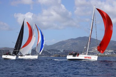 Bodrum, Hindi. 12 Mart 2023: Yelkenliler Ege Denizi 'nin mavi sularında, ünlü tatil beldesi Bodrum' un kıyılarında rüzgarlı havada yelken açıyorlar..