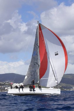 Bodrum, Hindi. 12 Mart 2023: Yelkenliler Ege Denizi 'nin mavi sularında, ünlü tatil beldesi Bodrum' un kıyılarında rüzgarlı havada yelken açıyorlar..