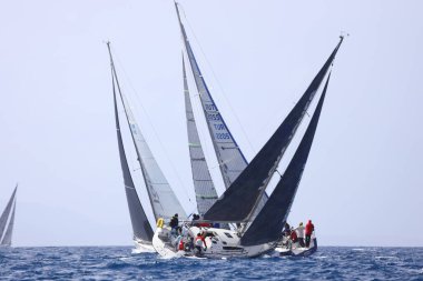 Bodrum, Hindi. 12 Mart 2023: Yelkenliler Ege Denizi 'nin mavi sularında, ünlü tatil beldesi Bodrum' un kıyılarında rüzgarlı havada yelken açıyorlar..