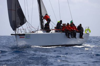 Bodrum, Hindi. 12 Mart 2023: Yelkenliler Ege Denizi 'nin mavi sularında, ünlü tatil beldesi Bodrum' un kıyılarında rüzgarlı havada yelken açıyorlar..