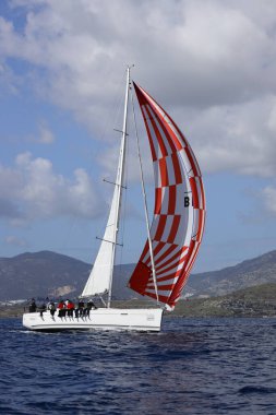 Bodrum, Hindi. 12 Mart 2023: Yelkenliler Ege Denizi 'nin mavi sularında, ünlü tatil beldesi Bodrum' un kıyılarında rüzgarlı havada yelken açıyorlar..