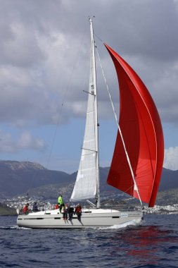 Bodrum, Hindi. 12 Mart 2023: Yelkenliler Ege Denizi 'nin mavi sularında, ünlü tatil beldesi Bodrum' un kıyılarında rüzgarlı havada yelken açıyorlar..