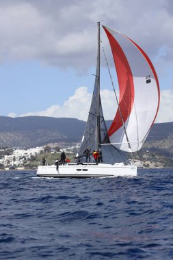 Bodrum, Hindi. 12 Mart 2023: Yelkenliler Ege Denizi 'nin mavi sularında, ünlü tatil beldesi Bodrum' un kıyılarında rüzgarlı havada yelken açıyorlar..