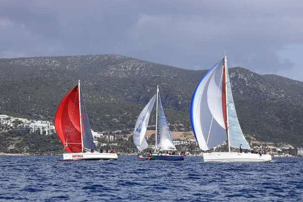 Bodrum Turkiet 2023 Segelbåtar Seglar Blåsigt Väder Egeiska Havets Blå — Stockfoto
