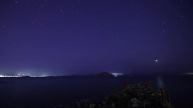 Terk edilmiş eski bir iskele ve gökteki yıldızlar