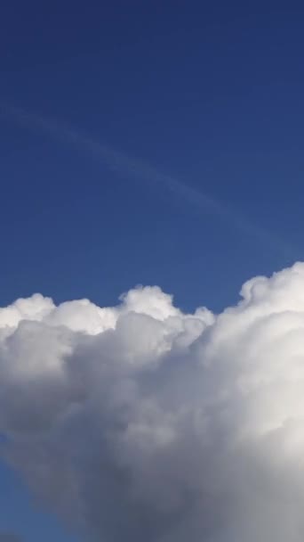 4Kの時間は雲の背景と美しい青い空を失効します 空の雲 ソーシャルメディアのための垂直ビデオ — ストック動画