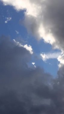 4k zaman geçidi bulutlu güzel mavi gökyüzü. Gökyüzü bulutları. Sosyal medya için dikey video.