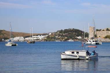 Bodrum, Hindi. 30 Nisan 2023: Ünlü tatil beldesi Bodrum ve derin mavi Ege Denizi 'nde sabah balık tutmaya giden balıkçı teknesi.