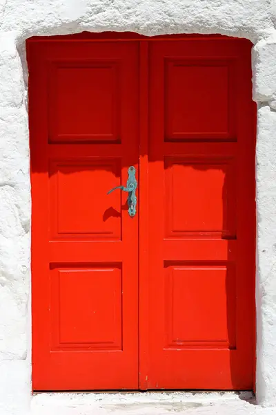 Vieja Puerta Roja Junto Pared Blanca —  Fotos de Stock