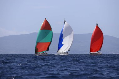 Bodrum, Hindi. 01 Nisan 2023: Ege Denizi 'nin mavi sularında, ünlü tatil beldesi Bodrum' un kıyılarında, rüzgarlı havada yelkenliler yelken açıyor.