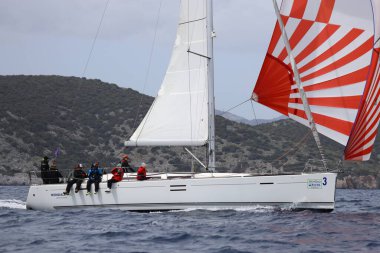 Bodrum, Hindi. 01 Nisan 2023: Ege Denizi 'nin mavi sularında, ünlü tatil beldesi Bodrum' un kıyılarında, rüzgarlı havada yelkenliler yelken açıyor.