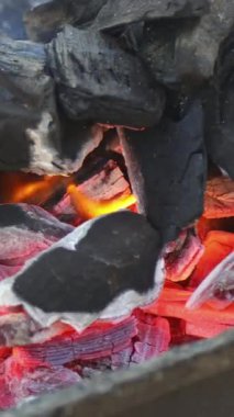 Şöminede ateş, kırmızı ateş. Sosyal medya için dikey video.