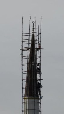 Cami minaresinin tamiri. Ramazan ayından önce, efendiler caminin minaresi üzerinde çalışıyorlar. Sosyal medya için dikey video.