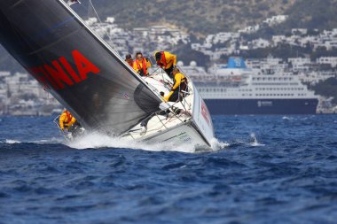 Bodrum, Hindi. 01 Nisan 2023: Ege Denizi 'nin mavi sularında, ünlü tatil beldesi Bodrum' un kıyılarında, rüzgarlı havada yelkenliler yelken açıyor.