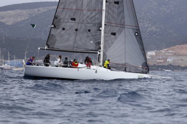 Bodrum, Hindi. 01 Nisan 2023: Ege Denizi 'nin mavi sularında, ünlü tatil beldesi Bodrum' un kıyılarında, rüzgarlı havada yelkenliler yelken açıyor.