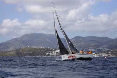 Bodrum, Hindi. 01 Nisan 2023: Ege Denizi 'nin mavi sularında, ünlü tatil beldesi Bodrum' un kıyılarında, rüzgarlı havada yelkenliler yelken açıyor.