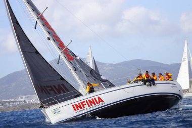 Bodrum, Hindi. 01 Nisan 2023: Ege Denizi 'nin mavi sularında, ünlü tatil beldesi Bodrum' un kıyılarında, rüzgarlı havada yelkenliler yelken açıyor.