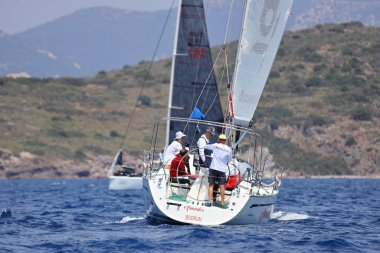 Bodrum, Hindi. 07 Mayıs 2023: Ege Denizi 'nin mavi sularında, ünlü tatil beldesi Bodrum' un kıyılarında yelkenliler rüzgarlı havada yelken açıyor.