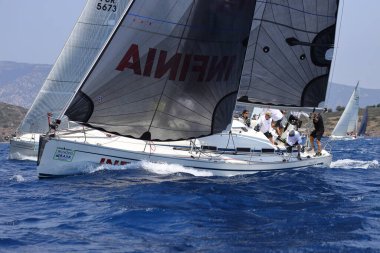 Bodrum, Hindi. 07 Mayıs 2023: Ege Denizi 'nin mavi sularında, ünlü tatil beldesi Bodrum' un kıyılarında yelkenliler rüzgarlı havada yelken açıyor.