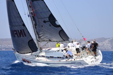 Bodrum, Hindi. 07 Mayıs 2023: Ege Denizi 'nin mavi sularında, ünlü tatil beldesi Bodrum' un kıyılarında yelkenliler rüzgarlı havada yelken açıyor.