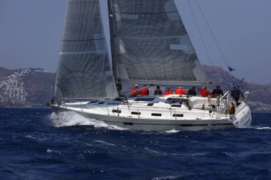 Bodrum, Hindi. 07 Mayıs 2023: Ege Denizi 'nin mavi sularında, ünlü tatil beldesi Bodrum' un kıyılarında yelkenliler rüzgarlı havada yelken açıyor.