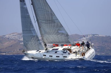 Bodrum, Hindi. 07 Mayıs 2023: Ege Denizi 'nin mavi sularında, ünlü tatil beldesi Bodrum' un kıyılarında yelkenliler rüzgarlı havada yelken açıyor.