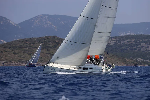 土耳其 Bodrum 2023年5月7日 帆船在爱琴海蓝色水域的大风天气中航行 地点是著名的度假目的地博德 — 图库照片