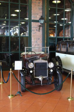İSTANBUL, TURKEY - EYLÜL 08, 2012: Rahmi M. Koç Endüstri Müzesi 'nde klasik arabalar. Koç Müzesi Türkiye 'deki en büyük otomobil koleksiyonlarından birine sahip. 