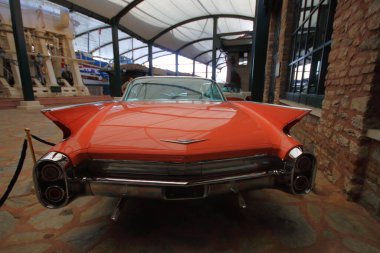 İSTANBUL, TURKEY - EYLÜL 08, 2012: Rahmi M. Koç Endüstri Müzesi 'nde klasik arabalar. Koç Müzesi Türkiye 'deki en büyük otomobil koleksiyonlarından birine sahip. 