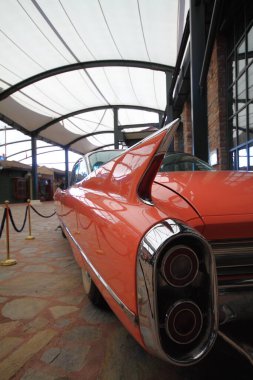 İSTANBUL, TURKEY - EYLÜL 08, 2012: Rahmi M. Koç Endüstri Müzesi 'nde klasik arabalar. Koç Müzesi Türkiye 'deki en büyük otomobil koleksiyonlarından birine sahip. 