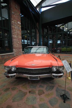 İSTANBUL, TURKEY - EYLÜL 08, 2012: Rahmi M. Koç Endüstri Müzesi 'nde klasik arabalar. Koç Müzesi Türkiye 'deki en büyük otomobil koleksiyonlarından birine sahip. 