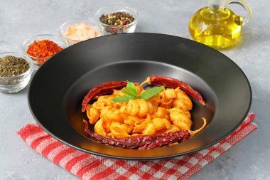 Domates soslu Gnocchetti sardi makarna. gri arka plan. İtalyan gıda konsepti